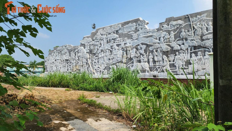 Bức phù điêu nằm trơ trọi giữa bụi cỏ dại.