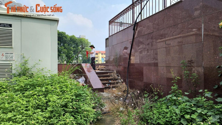 Đến nay, một số hạng mục tại dự án vẫn chưa được tái khởi động khiến toàn khu quảng trường rơi vào trạng thái bỏ hoang, thành nơi xả rác của người dân.