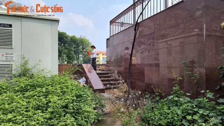 Đến nay, một số hạng mục tại dự án vẫn chưa được tái khởi động khiến toàn khu quảng trường rơi vào trạng thái bỏ hoang, thành nơi xả rác của người dân.