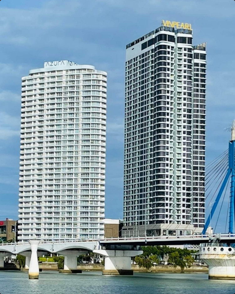 Tòa nhà Azura nằm bên cạnh sông Hàn