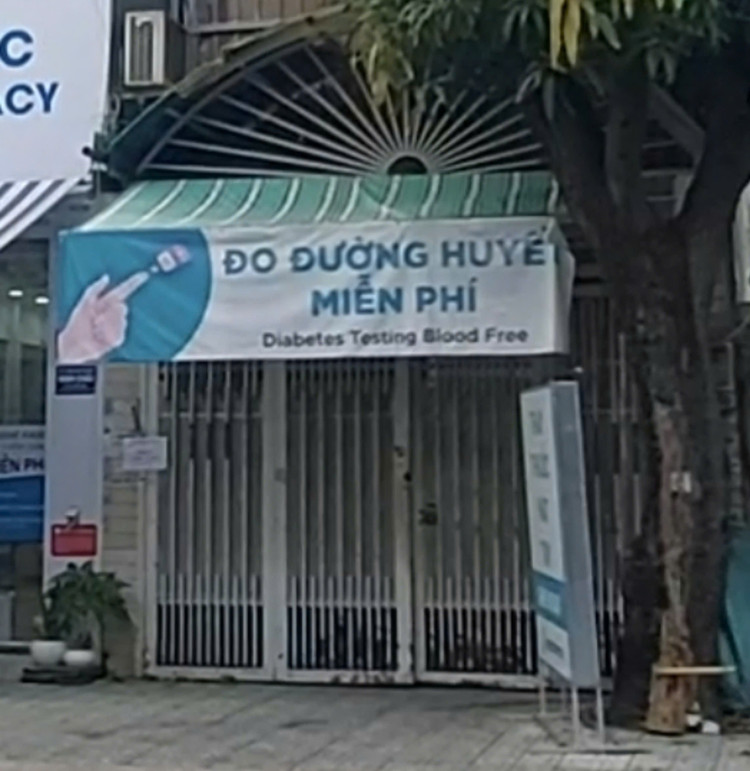 Tại địa chỉ 352 Nguyễn Văn Công, phường 3, quận Gò Vấp, TP HCM, ghi nhận lúc 13 giờ ngày 6/11, nơi này đóng cửa. Bên ngoài có bảng hiệu; “Đo đường huyết miễn phí” - Ảnh: Hữu Thông.