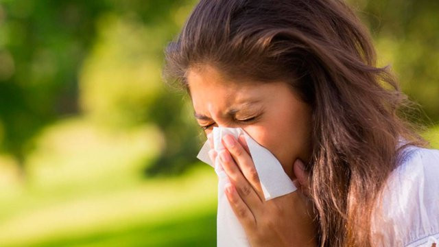 Người bệnh viêm mũi dị ứng cần tránh tiếp xúc với những chất kích thích như: phấn hoa, thú cưng...