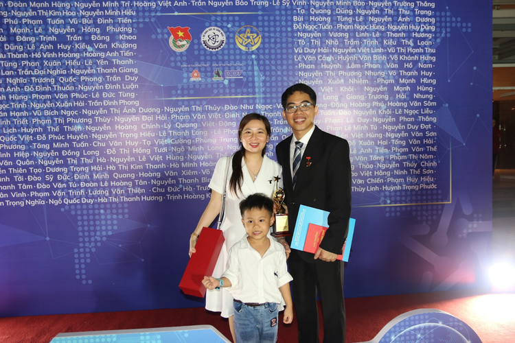 PGS.TS Huỳnh Trọng Phước bên gia đình.