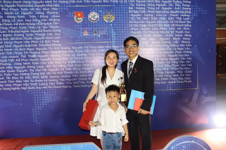 PGS.TS Huỳnh Trọng Phước bên gia đình.