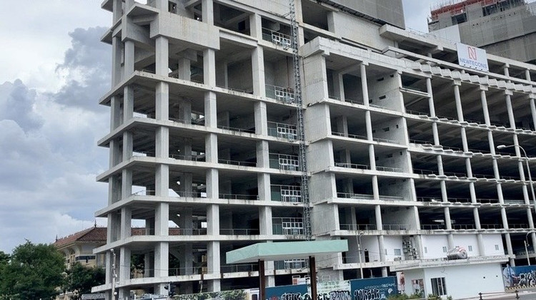 Một siêu dự án khu tứ giác Bến Thành thi công xong tạm dừng, tái khởi công rồi lại &quot;đứng hình&quot;. Ảnh: Phạm Giang.