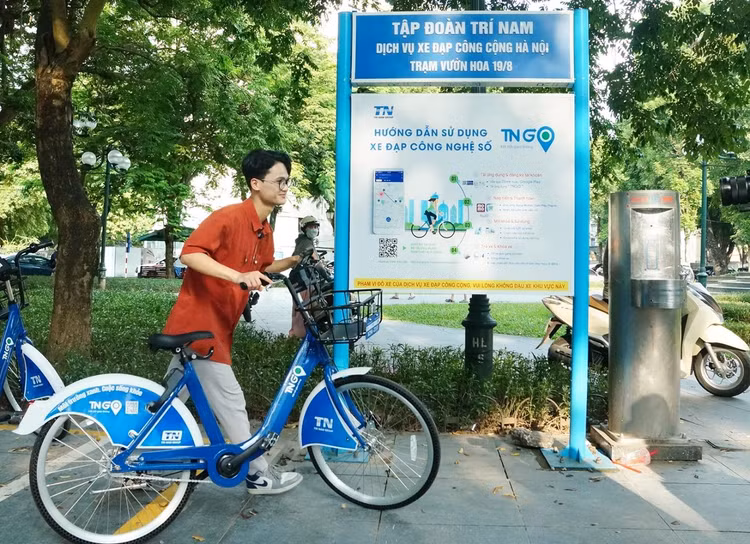 Trạm xe đạp trả phí Vườn hoa 19/8 trên phố Phan Chu Trinh (quận Hoàn Kiếm) được đưa vào vận hành từ ngày 11/8, do nhà đầu tư là Công ty CP Tập đoàn Trí Nam triển khai.