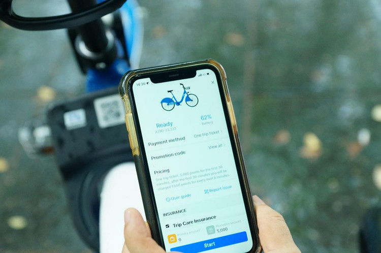 Để trải nghiệm dịch vụ xe điện trả phí, người dùng phải cài ứng dụng TNGO, quét mã QR và giá thuê là 5000 đồng/30 phút