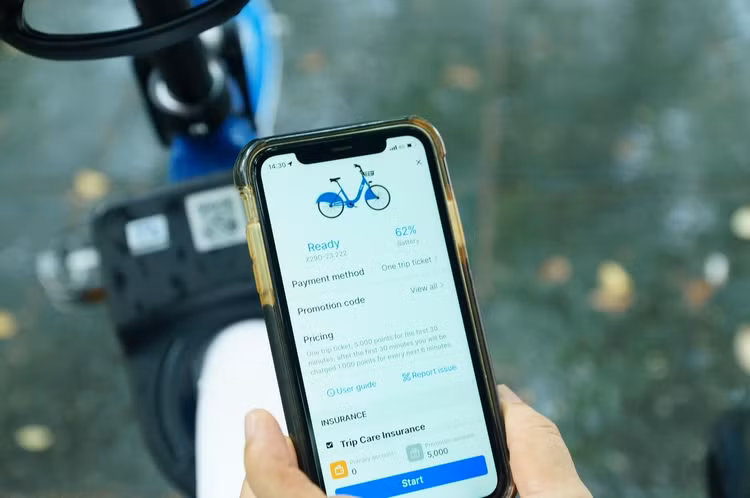 Để trải nghiệm dịch vụ xe điện trả phí, người dùng phải cài ứng dụng TNGO, quét mã QR và giá thuê là 5000 đồng/30 phút