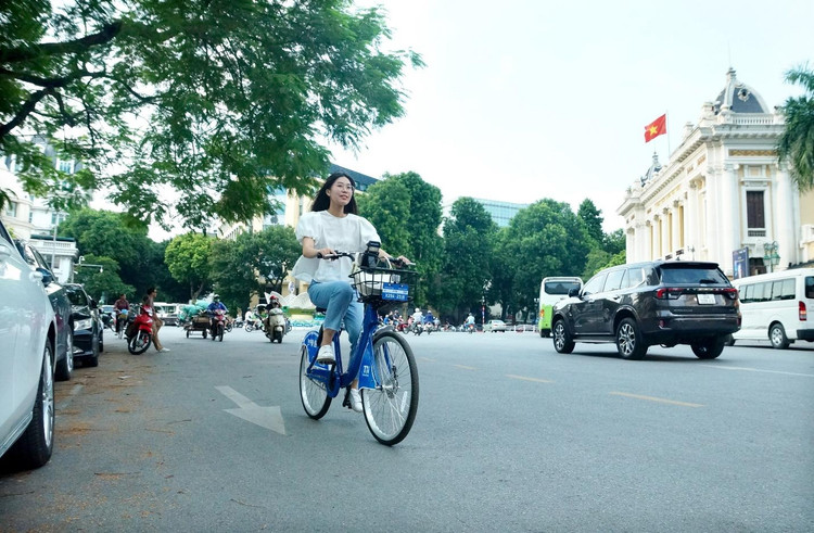 Minh Anh tỏ ra thích thú khi được trải nghiệm xe đạp trả phí. Tuy nhiên, theo ông Đặng Quốc Hùng, bất tiện là trạm xe ít quá, nên tìm điểm trả xe khó khăn, mất thời gian.