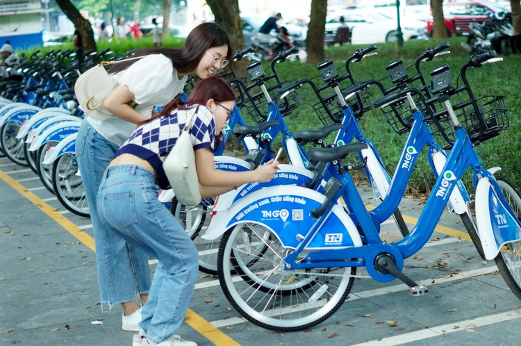 Đến 23/9 sẽ hoàn thành 79 trạm xe tại 6 quận nội thành. Trong ảnh là Minh Anh, Minh Trang sinh viên trường Đại học Ngoại Thương tại trạm thuê xe đạp tự lái Vườn hoa 19/8.