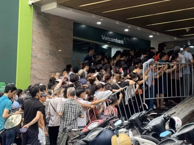 Tại Hà Nội, người dân chen nhau, xếp hàng chờ mua vàng SJC tại chi nhánh Vietcombank Láng Hạ.