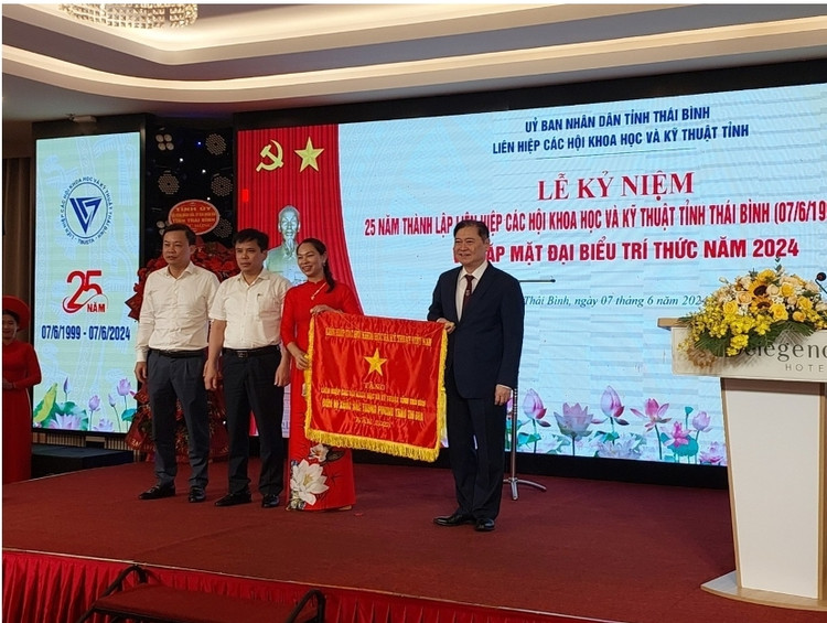 Chủ tịch VUSTA Phan Xuân Dũng trao tặng Liên hiệp Hội tỉnh Cờ thi đua xuất sắc của Liên hiệp các Hội Khoa học và Kỹ thuật Việt Nam năm 2023