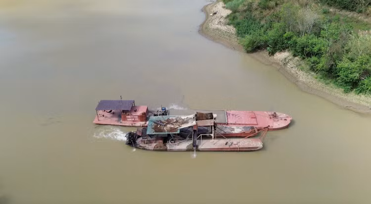 Tàu hút cát Hưng Vũ 02 hoạt động trên sông Krông Ana.