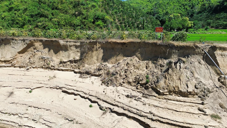 Trước tình trạng sạt lở nghiêm trọng, UBND tỉnh Đắk Lắk cắm biển cấm khai thác tại một số vị trí.