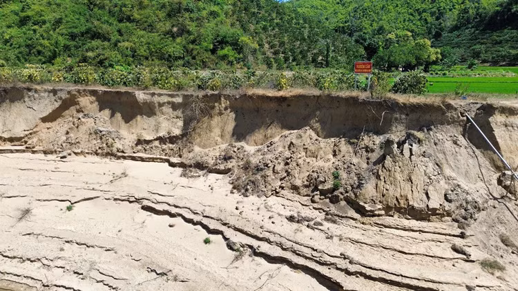 Trước tình trạng sạt lở nghiêm trọng, UBND tỉnh Đắk Lắk cắm biển cấm khai thác tại một số vị trí.