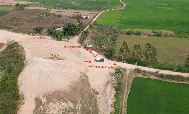 Xe lấy cát không đi qua trạm cân tại bãi tập kết của Công ty TNHH Hưng Vũ.