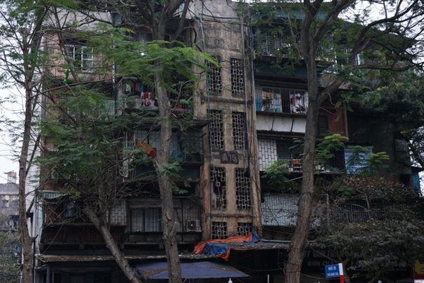 Trong giai đoạn 2021-2025, Hà Nội lên kế hoạch cải tạo 10 khu chung cư cũ, bao gồm 4 khu nhà cấp D - cấp độ nguy hiểm, nguy cơ sụp đổ, phải di dời khẩn cấp người dân, gồm: Giảng Võ, Thành Công, Ngọc Khánh, nhà của Bộ Tư pháp; và 6 khu có tính khả thi để cải tạo là Kim Liên, Trung Tự, Khương Thượng, Thanh Xuân Bắc, Thanh Xuân Nam, Nghĩa Tân. Trong giai đoạn 2021-2025, Hà Nội lên kế hoạch cải tạo 10 khu chung cư cũ, bao gồm 4 khu nhà cấp D - cấp độ nguy hiểm, nguy cơ sụp đổ, phải di dời khẩn cấp người dân, gồm: Giảng Võ, Thành Công, Ngọc Khánh, nhà của Bộ Tư pháp; và 6 khu có tính khả thi để cải tạo là Kim Liên, Trung Tự, Khương Thượng, Thanh Xuân Bắc, Thanh Xuân Nam, Nghĩa Tân.