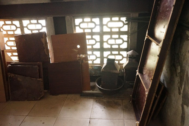 Nguy cơ mất an toàn do hoả hoạn từ những thùng hoá vàng mã được đặt tại các hành lang các khu tập thể. Nguy cơ mất an toàn do hoả hoạn từ những thùng hoá vàng mã được đặt tại các hành lang các khu tập thể.