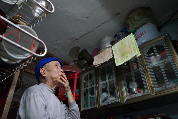 “Tôi ở đây hơn 20 năm, nhà tôi xuống cấp lắm, chắc là do lún. Tường lở, nứt, nhà trên dột xuống nhà dưới, nói chung là xuống cấp hết cả rồi. Nếu xây lại thì chúng tôi ủng hộ quá. Trước đây, cũng đã nhiều lần có thông báo rồi, nhưng chưa thấy gì nên hết tin tưởng rồi”, ông Lại Xuân Thu (85 tuổi), cư dân sống tại tòa phòng 412-A8 nói. “Tôi ở đây hơn 20 năm, nhà tôi xuống cấp lắm, chắc là do lún. Tường lở, nứt, nhà trên dột xuống nhà dưới, nói chung là xuống cấp hết cả rồi. Nếu xây lại thì chúng tôi ủng hộ quá. Trước đây, cũng đã nhiều lần có thông báo rồi, nhưng chưa thấy gì nên hết tin tưởng rồi”, ông Lại Xuân Thu (85 tuổi), cư dân sống tại tòa phòng 412-A8 nói.