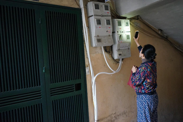 Bà Nguyễn Thanh Hằng, 63 tuổi, phòng 320, A10: “Để ủng hộ, chúng tôi muốn biết là do chủ đầu tư nào và rồi bồi thường như ra sao, tôi nghe đâu bồi thường 1m2 thành 1,5m2. Sau khi xây xong, nguyện vọng chúng tôi muốn là quay trở về đây sống vì ở đây đã quen rồi”. Bà Nguyễn Thanh Hằng, 63 tuổi, phòng 320, A10: “Để ủng hộ, chúng tôi muốn biết là do chủ đầu tư nào và rồi bồi thường như ra sao, tôi nghe đâu bồi thường 1m2 thành 1,5m2. Sau khi xây xong, nguyện vọng chúng tôi muốn là quay trở về đây sống vì ở đây đã quen rồi”.