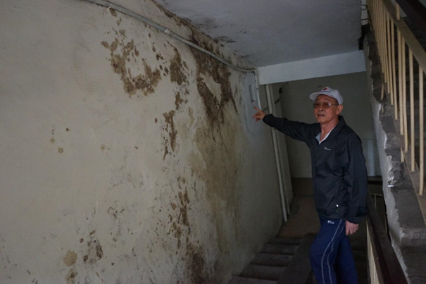 Ông Phùng Như Ý, phòng 408, tập thể A11 Nghĩa Tân cho biết: “Tôi ở đây từ năm 1987, khu tập thể này cũng xuống cấp nhiều, nhất là trên tầng 5. Mùa này ít mưa nên cũng bớt ẩm thấp. Theo tôi, cần họp với dân để thông báo chủ chương của Thành phố, thời gian làm ra sao, tái định cư của người dân như thế nào…” Ông Phùng Như Ý, phòng 408, tập thể A11 Nghĩa Tân cho biết: “Tôi ở đây từ năm 1987, khu tập thể này cũng xuống cấp nhiều, nhất là trên tầng 5. Mùa này ít mưa nên cũng bớt ẩm thấp. Theo tôi, cần họp với dân để thông báo chủ chương của Thành phố, thời gian làm ra sao, tái định cư của người dân như thế nào…”