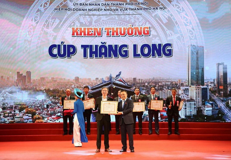 Ảnh. Đại diện Tập đoàn BRG nhận giải thưởng Cúp Thăng Long 2022