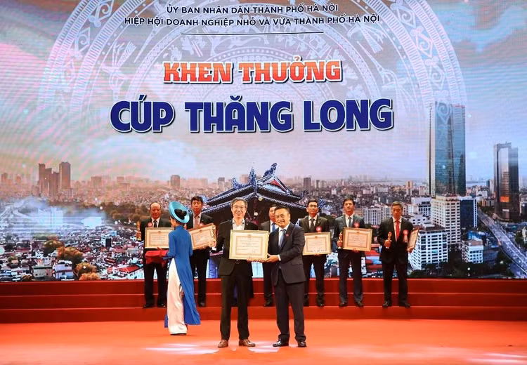 Ảnh. Đại diện Tập đoàn BRG nhận giải thưởng Cúp Thăng Long 2022