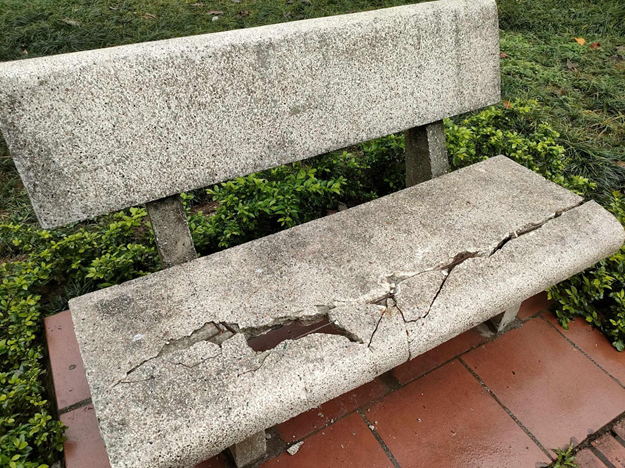 Ghế đá bị nứt vỡ.