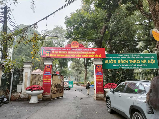 Cũng theo ghi nhận, Công viên Bách Thảo có diện tích trên 10ha, nhiều hạng mục bị hư hỏng, xuống cấp theo thời gian, gây mất mỹ quan và ảnh hưởng không gian sử dụng của người dân.