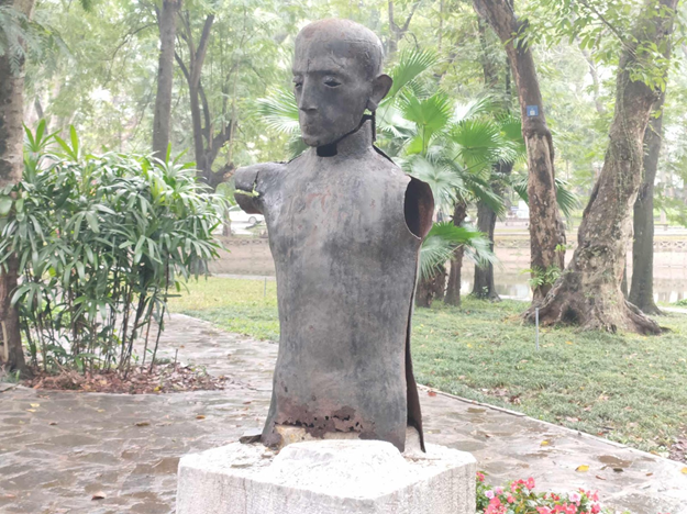 Nhiều bức tượng đã bị xuống cấp, hư hỏng, gỉ sét.