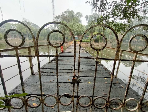 Cây cầu nối với đảo tròn của công viên cũng đã cũ nát, khiến Ban Quản lý công viên Bách Thảo phải cho dừng sử dụng bằng cách khóa lối vào.