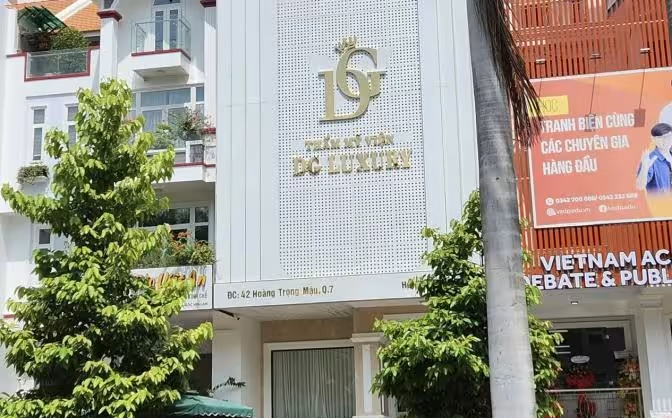 Tại địa chỉ 42 Hoàng Trọng Mậu, phường Tân Hưng, quận 7, TP HCM chỉ đăng ký kinh doanh dịch vụ cắt tóc, gội đầu nhưng treo bảng hiệu &quot;Thẩm mỹ viện DG Luruxy&quot; - Ảnh: Tiếp thị và Gia đình