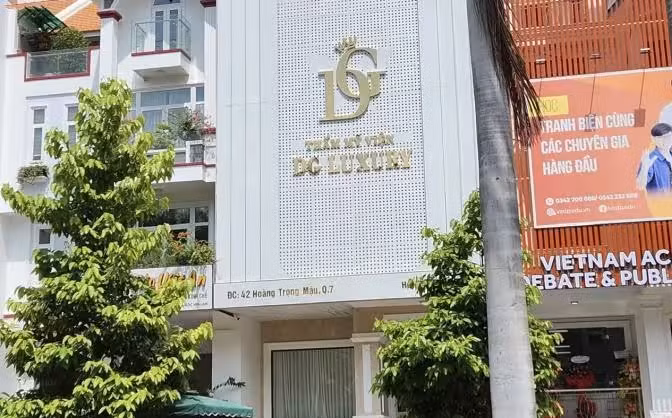 Tại địa chỉ 42 Hoàng Trọng Mậu, phường Tân Hưng, quận 7, TP HCM chỉ đăng ký kinh doanh dịch vụ cắt tóc, gội đầu nhưng treo bảng hiệu "Thẩm mỹ viện DG Luruxy" - Ảnh: Tiếp thị và Gia đình
