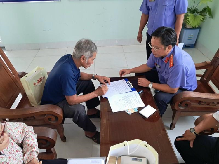 Ông Nguyễn Văn Dũng (bên trái) được Viện KSND tỉnh Tây Ninh bồi thường hơn 2,5 tỷ đồng.