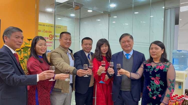 - Chủ tịch Phan Xuân Dũng cùng các đồng chí lãnh đạo đã thăm và chúc Tết tại cơ quan Báo Tri thức và Cuộc sống.