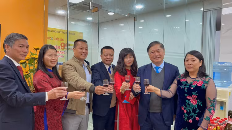 - Chủ tịch Phan Xuân Dũng cùng các đồng chí lãnh đạo đã thăm và chúc Tết tại cơ quan Báo Tri thức và Cuộc sống.