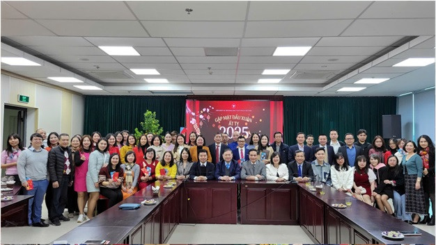 - Chủ tịch Liên hiệp Hội Việt Nam Phan Xuân Dũng và Tổng Thư ký, Thủ trưởng Cơ quan TW Liên hiệp Hội Việt Nam Nguyễn Quyết Chiến chủ trì buổi gặp mặt