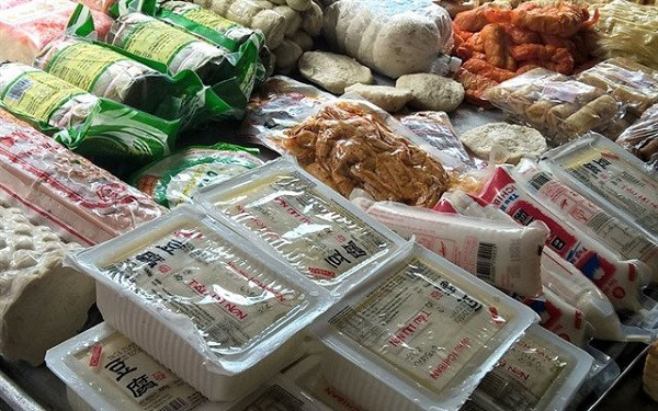 Người tiêu dùng có thể dễ dàng mua các thực phẩm chay từ chợ truyền thống...