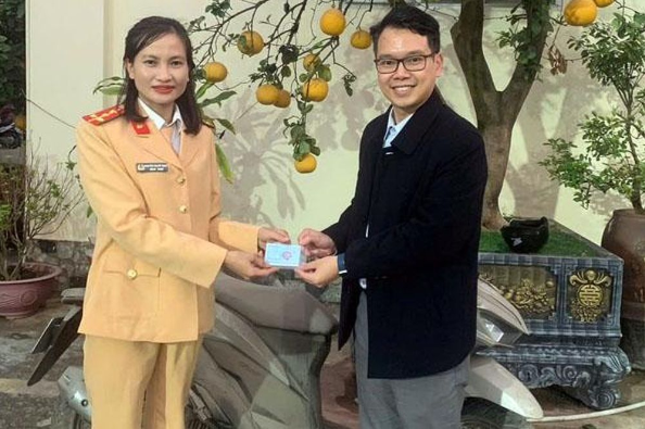 CSGT làm thủ tục trao trả tài sản cho chủ sở hữu.