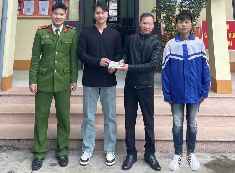 Công an xã Phú Lạc tiến hành trả lại tiền cho ông Nguyễn Văn Tuyền trước sự chứng kiến của các cá nhân liên quan.