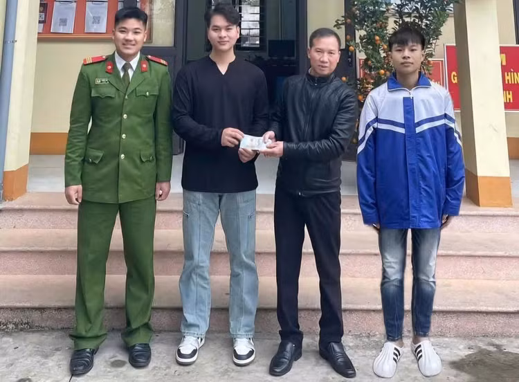 Công an xã Phú Lạc tiến hành trả lại tiền cho ông Nguyễn Văn Tuyền trước sự chứng kiến của các cá nhân liên quan.