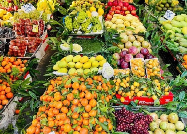 Đắt hàng các loại hoa quả phục vụ cho việc dâng lễ chùa đầu năm và lễ hóa vàng, vía Thần Tài…