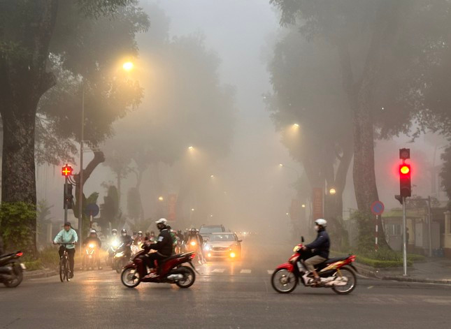 Mien Bac tiep tuc mua phun, suong mu