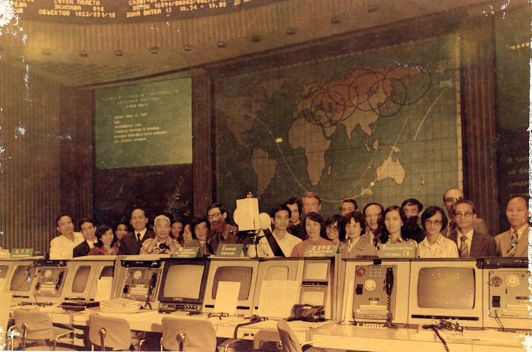 Đoàn nhà báo Việt Nam trong Trung tâm Điều khiển các chuyến bay vũ trụ ở Moskva, năm 1980. PV Báo Khoa học và Đời sống đứng thứ 3 từ bên trái.