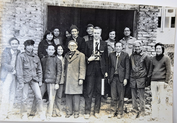 Báo Khoa học và Đời sống đón Đại kiện tướng cờ vua Liên xô; hàng đầu từ trái sang người thứ 5: GS Trần Đại Nghĩa; người thứ 6: Đại kiện tướng cờ vua Liên xô. Báo Khoa học và Đời sống đón Đại kiện tướng cờ vua Liên xô; hàng đầu từ trái sang người thứ 5: GS Trần Đại Nghĩa; người thứ 6: Đại kiện tướng cờ vua Liên xô.