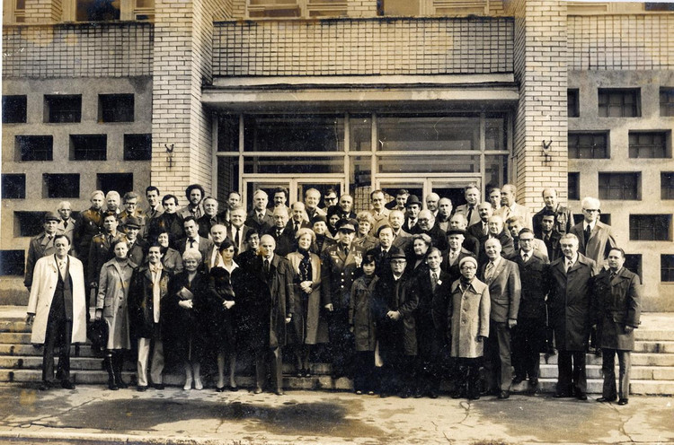 Đại diện các Hội Phổ biến Khoa học Kỹ thuật của các nước XHCN thăm Thành phố Ngôi sao - nơi đào tạo các phi công vũ trụ của Liên Xô. Bốn người của đoàn Việt Nam đứng ở hàng đầu.