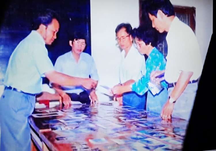 Ban giám khảo cuộc thi ảnh đang lựa chọn ảnh dự thi. Ban giám khảo cuộc thi ảnh đang lựa chọn ảnh dự thi.