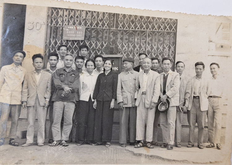 Chụp ảnh kỷ niệm tại 30A Lý Thường Kiệt sau hội nghị Bàn giao Báo Khoa học Thường thức từ Hội Phổ biến Khoa học và Kỹ thuật Việt Nam sang Ủy ban Khoa học và Kỹ thuật Nhà nước. Trong ảnh hàng đầu, từ trái sang người thứ ba: GS Lê Khắc - Chủ nhiệm Ủy ban Khoa học và Kỹ thuật Nhà nước, người thứ 6: GS. Đặng Minh Trứ - Tổng biên tập Báo Khoa học Thường thức. Chụp ảnh kỷ niệm tại 30A Lý Thường Kiệt sau hội nghị Bàn giao Báo Khoa học Thường thức từ Hội Phổ biến Khoa học và Kỹ thuật Việt Nam sang Ủy ban Khoa học và Kỹ thuật Nhà nước. Trong ảnh hàng đầu, từ trái sang người thứ ba: GS Lê Khắc - Chủ nhiệm Ủy ban Khoa học và Kỹ thuật Nhà nước, người thứ 6: GS. Đặng Minh Trứ - Tổng biên tập Báo Khoa học Thường thức.