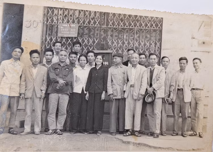 Chụp ảnh kỷ niệm tại 30A Lý Thường Kiệt sau hội nghị Bàn giao Báo Khoa học Thường thức từ Hội Phổ biến Khoa học và Kỹ thuật Việt Nam sang Ủy ban Khoa học và Kỹ thuật Nhà nước. Trong ảnh hàng đầu, từ trái sang người thứ ba: GS Lê Khắc - Chủ nhiệm Ủy ban Khoa học và Kỹ thuật Nhà nước, người thứ 6: GS. Đặng Minh Trứ - Tổng biên tập Báo Khoa học Thường thức.