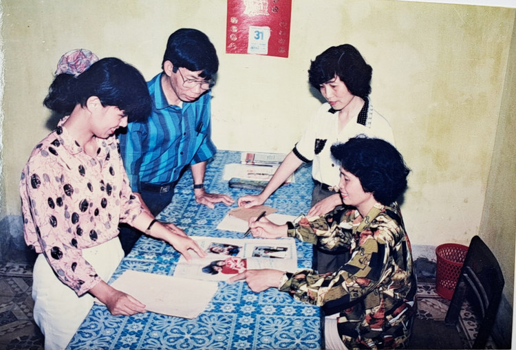 Phụ trách Báo cùng Ban Thư ký Tòa soạn chọn ảnh đăng báo. Phụ trách Báo cùng Ban Thư ký Tòa soạn chọn ảnh đăng báo.